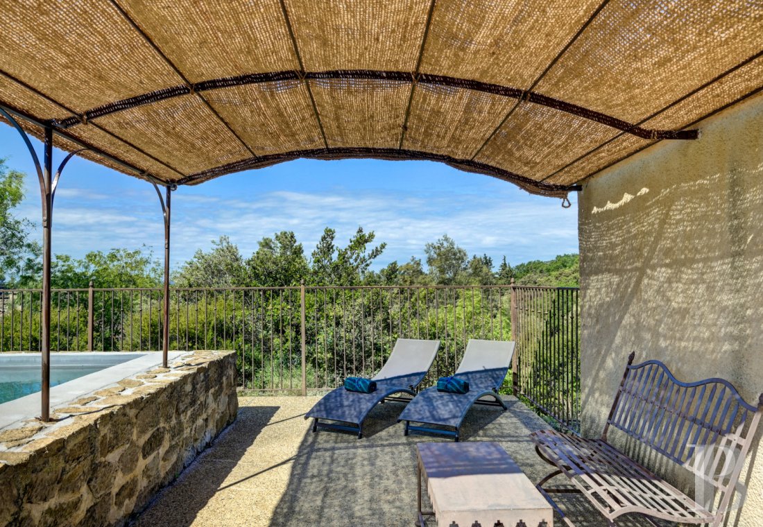 Dans le Vaucluse, aux environs de Beaumes-de-Venise,  une ancienne ferme du 18e siècle bordée de vignes - photo  n°35